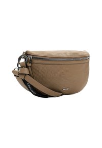 Borsa crossbody in pelle marrone perforata con chiusura a zip, tracolla regolabile e hardware in tonalità argento. Presenta un pannello superiore liscio e dettaglio del logo.