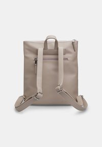 Beige bőrtáska állítható vállpántokkal, felső fogantyúval, elülső cipzáras zsebbel, minimalista dizájnnal, sima felülettel és fényes ezüst hardware-rel.
