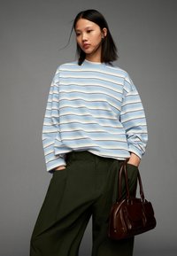 Bershka STRIPED - Hosszú ujjú felső - light blue