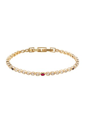 Bracelet en or avec des pierres ovales transparentes et une pierre rouge au centre, avec un fermoir sécurisé sur fond blanc.