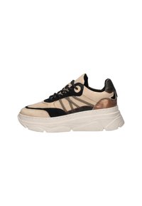 Beige en zwarte sneakers met een dikke witte zool. Heeft suede, mesh en metallic accenten. Vetersluiting met een uniek detail op het achterpaneel.