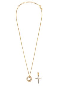 Gouden ketting met twee hangers: een cirkelvormig ontwerp versierd met heldere kristallen en een kruis dat wordt benadrukt door een rij heldere stenen.
