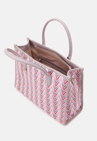 Rosa tossväska med ett chevronmönster i röd, lila och vit. Har släta handtag, en dragkedjeficka och ett rymligt innerrum.