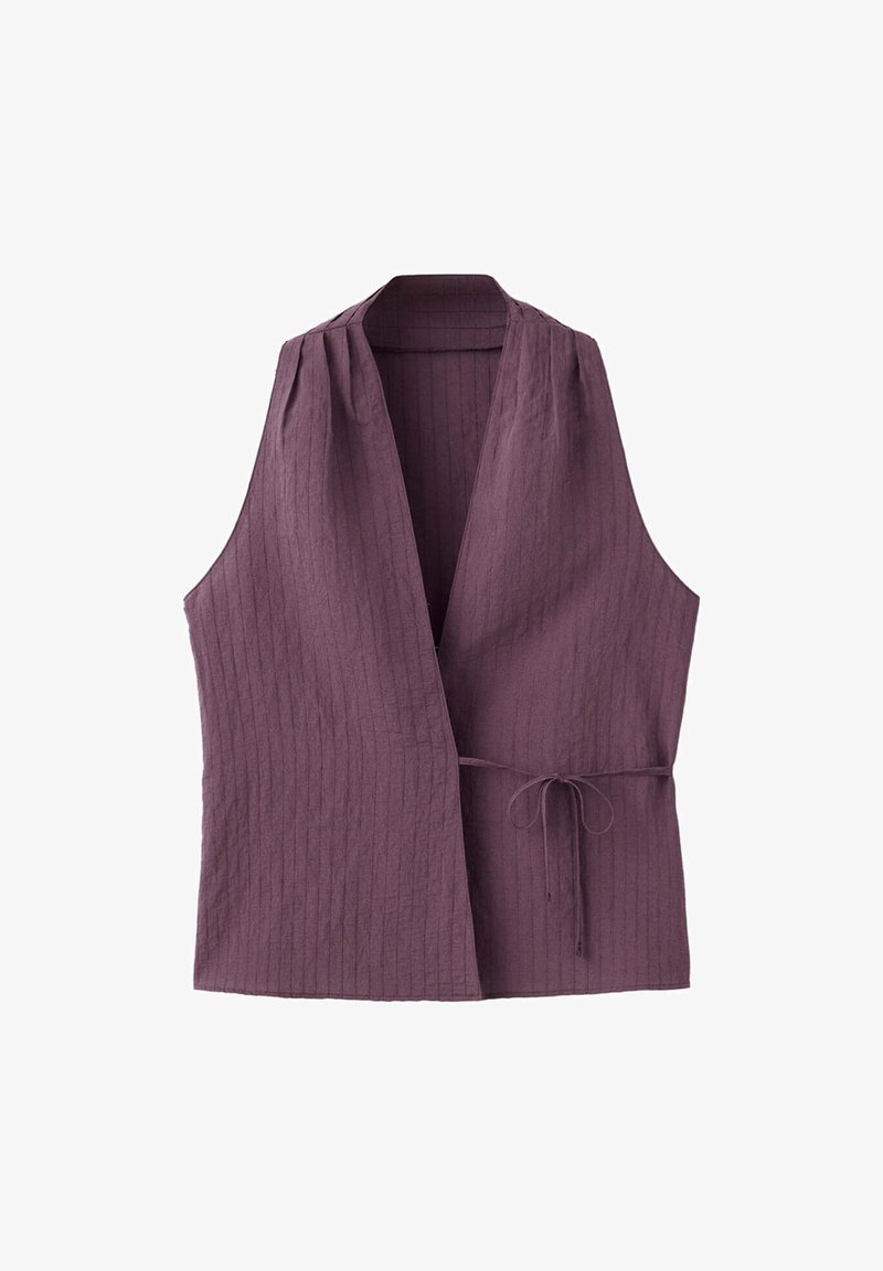 Gilet sans manches violet avec de fines rayures verticales et une fine ceinture nouée à la taille, devant ouvert et design simple sans col.