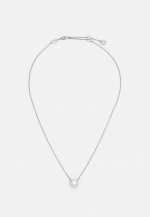 Collana d'argento con pendente rotondo e pietra centrale trasparente, design della catena delicata e lunghezza regolabile. Finitura lucida sottile.