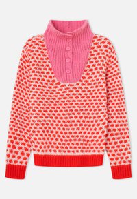 Gestrickter Pullover mit rot-weißem Sternmuster, einem rosa gerippten Kragen und drei rosa Knöpfen am Halsausschnitt.