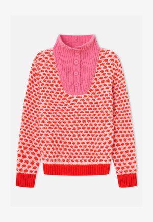 Pleteni pulover z vzorcem rdečih in belih zvezd ter roza rebrastim ovratnikom in tremi roza gumbi ob izrezu.