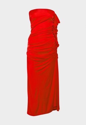 Czerwona sukienka bez ramiączek z marszczeniami, gładką teksturą i dopasowanym krojem z bocznym rozcięciem dla dodatkowego zainteresowania wzornictwem.