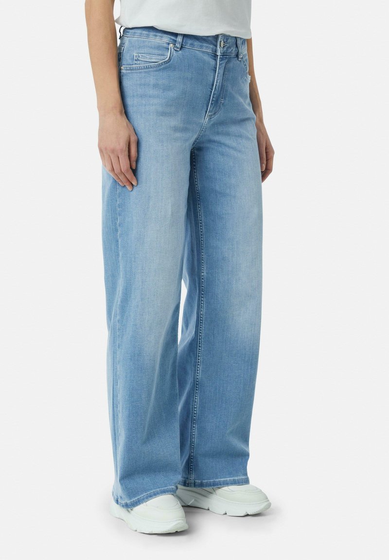 Lichtblauwe denim wijde jeans met een hoge taille, voorzien van een knopen- en ritssluiting, zijzakken en contrasterende stiksels.