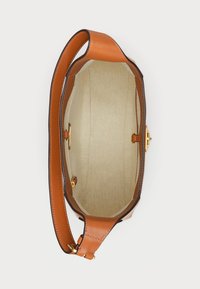 Barna bőrtáska sima felülettel és egyetlen vállpánttal. A belső tér világos anyaggal bélelt, diszkrét halszálkás mintával.