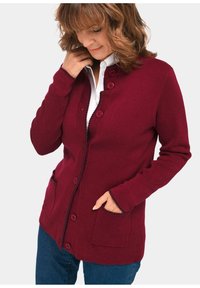 Burgunderfarbener Cardigan aus weichem Strickmaterial mit V-Ausschnitt, sechs Knöpfen und Kontrastnähten entlang der Kanten und Taschen.