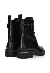 Černé šněrovací bojové boty vyrobené z texturované umělé krokodýlí kůže, s vycpávkou s přezkou, kulatou špičkou a silnou gumovou podrážkou.