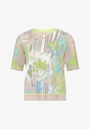 Beżowy sweter z krótkim rękawem z zielonymi, niebieskimi i białymi wzorami kwiatowymi i paskami oraz okrągłym dekoltem.
