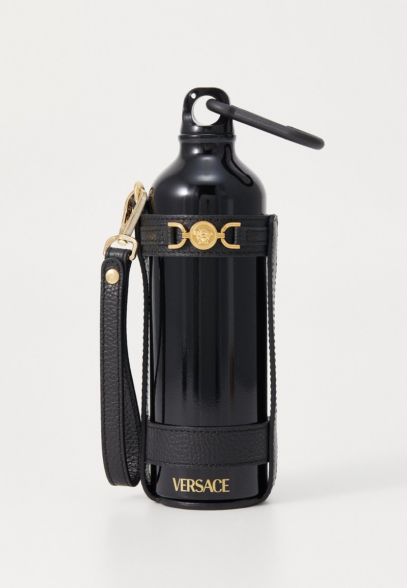 Bouteille d'eau noire avec un étui en cuir noir texturé, accents en métal doré et une sangle détachable. Logo Versace à la base.