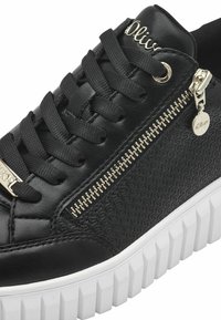 Schwarzer Sneaker mit einem Obermaterial aus glattem Leder, strukturiertem Seitenpanel und weißer, klobiger Sohle. Verfügt über schwarze Schnürsenkel und ein goldenes Reißverschlussdetail.