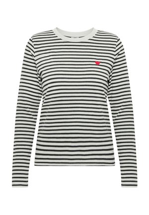 Chemise blanche à manches longues avec des rayures horizontales noires et un petit cœur rouge brodé sur le côté gauche de la poitrine.