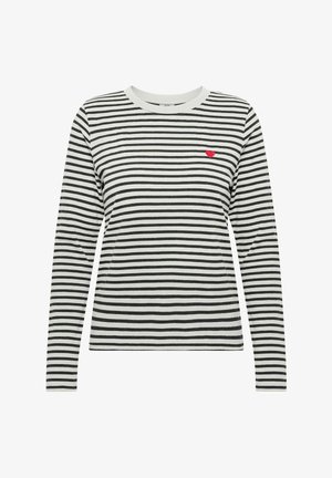 Chemise blanche à manches longues avec des rayures horizontales noires et un petit cœur rouge brodé sur le côté gauche de la poitrine.
