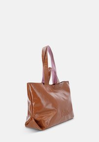 Sac fourre-tout en cuir synthétique marron brillant avec poignées roses, de forme rectangulaire et logo en relief.