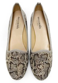 Ballet-Flats mit strukturiertem, metallischen Schlangenprint-Design in Brauntönen und Gold. Grauer elastischer Rand und weiche Innenauskleidung für Komfort.