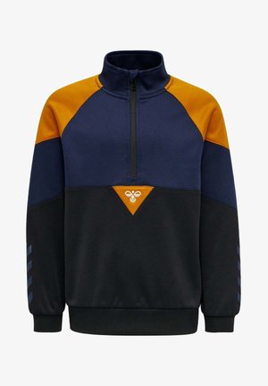 Bluzy w kolorach blokowych w odcieniach granatu, pomarańczu i czerni. Posiada wysoki kołnierz, zamek na ćwierć, oraz logo pszczoły na klatce piersiowej. Miękka tekstura materiału.