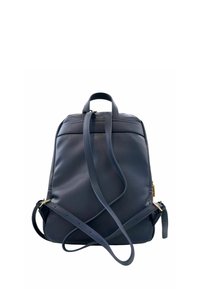 Zaino in pelle blu navy con una superficie liscia, spallacci regolabili, manico superiore e dettagli in metallo dorato. Forma rettangolare classica.