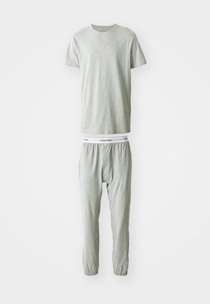 T-shirt en coton gris clair avec un col rond et un logo sur la poitrine, associé à un pantalon de survêtement assorti doté d'une taille élastique.