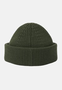 Berretto lavorato a maglia di colore verde scuro, con texture a coste verticali e risvolto. La parte superiore ha una forma arrotondata con leggere raffinatezze.