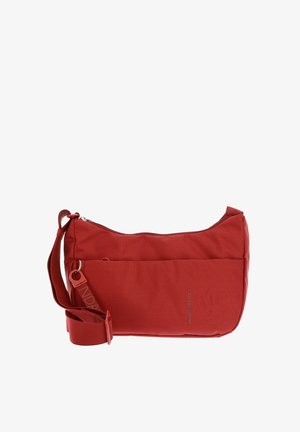 Sac à épaule en tissu rouge avec une surface texturée, fermeture éclair, sangle réglable et poche avant. Présente un détail de logo sur la sangle.