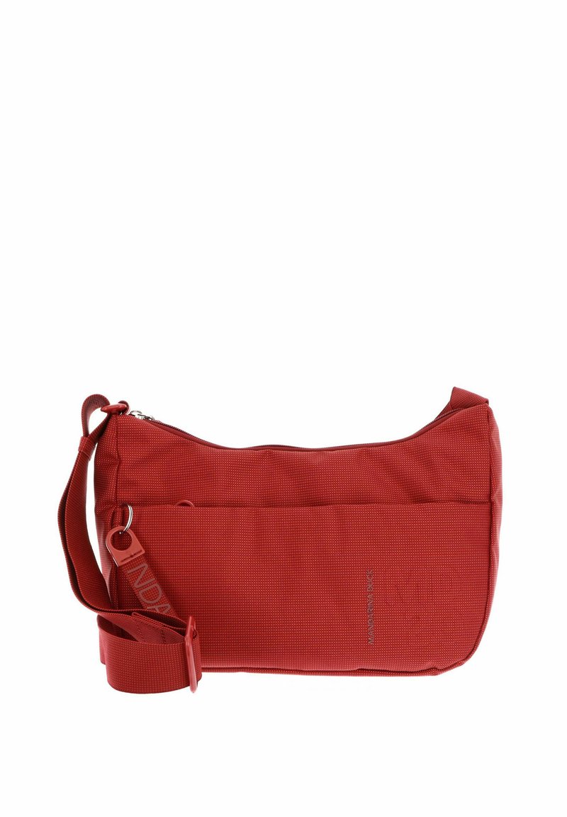 Sac à épaule en tissu rouge avec une surface texturée, fermeture éclair, sangle réglable et poche avant. Présente un détail de logo sur la sangle.