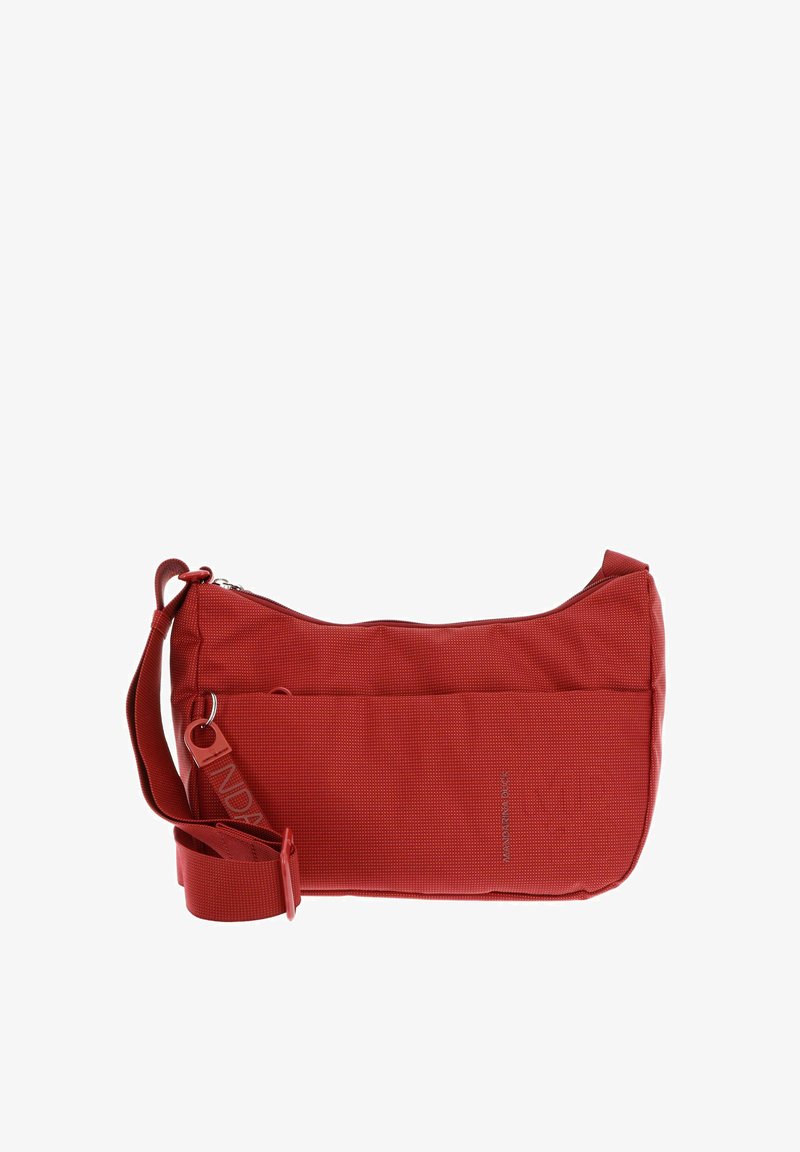 Sac à épaule en tissu rouge avec une surface texturée, fermeture éclair, sangle réglable et poche avant. Présente un détail de logo sur la sangle.