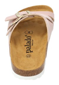 Sandal in pelle rosa con soletta in sughero, fodera in suede beige e una cinghia decorativa con una fibbia argentata. Logo del marchio visibile.