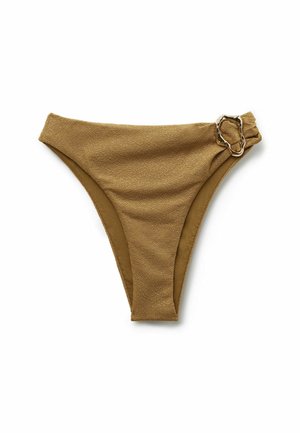 Hnědé texturované spodní díl bikin s vysokým střihem nohavic a dekorativní zlatou sponou na levém boku.