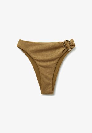 Braune, strukturierte Bikinihose mit hochgeschnittenen Beinen und dekorativer goldener Schnalle an der linken Hüfte.