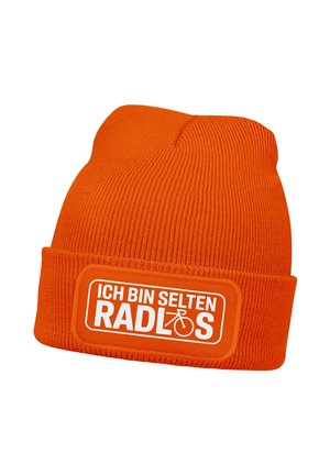 Helles orangefarbenes Strickmütze mit umgeschlagenem Bündchen, das weißen Text auf Deutsch und ein Fahrrad-Icon auf der vorderen Aufnäher zeigt.