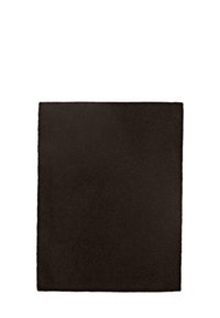 Bruin rechthoekig stoffen textiel met een gladde textuur en afgewerkte randen. Eenvoudig ontwerp, effen kleur zonder patronen of accenten.