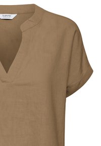 Brun kortærmet linnedskjorte med V-hals og en lille stående krave, mærket "b.young the collection."