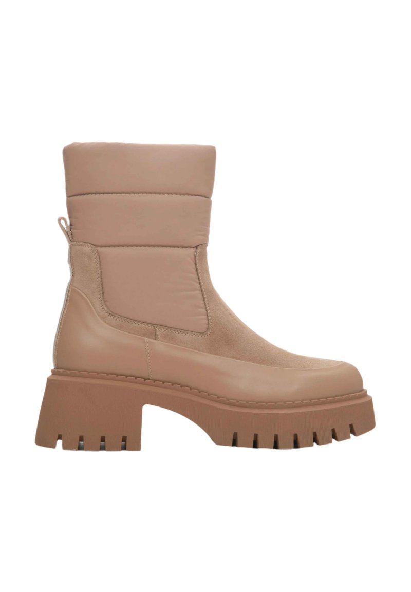 Tan enkellaarsjes met een stevige platform en gestructureerde accenten. Gemaakt van soepel leer en suede, met een gevoerde kraag en een trekband.