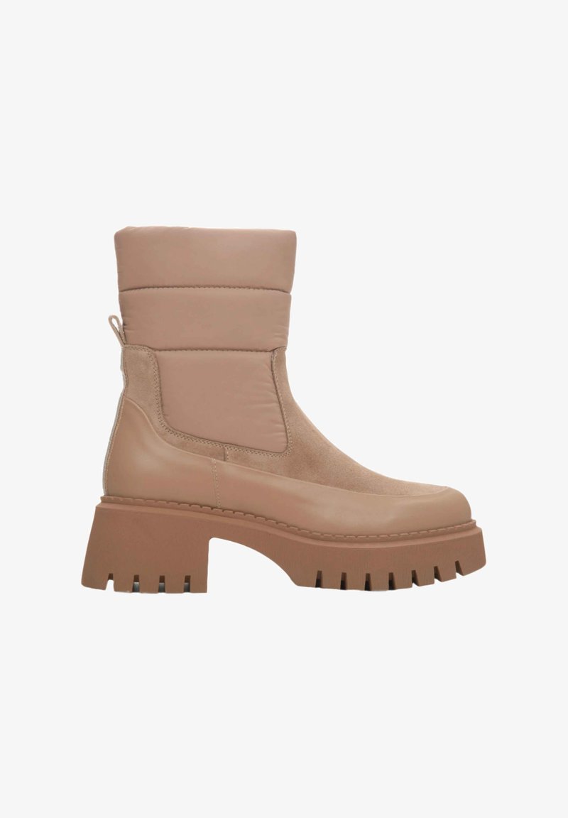 Beżowe botki za kostkę na grubej platformie z fakturowanymi akcentami. Wykonane z gładkiej skóry i zamszu, z wyściełanym kołnierzem i uchwytem do zakładania.