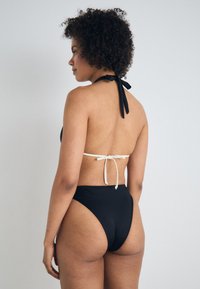 DORINA BAIGA SET LIGHT PADDED TRIANGLE AND HIGH LEG BRAZILIAN - Bikinis - black