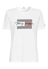 Biała bawełniana koszulka z krótkim rękawem, posiadająca czarno-czerwony graficzny wzór z napisem "Tommy Hilfiger" w kursywie. Okrągły dekolt.