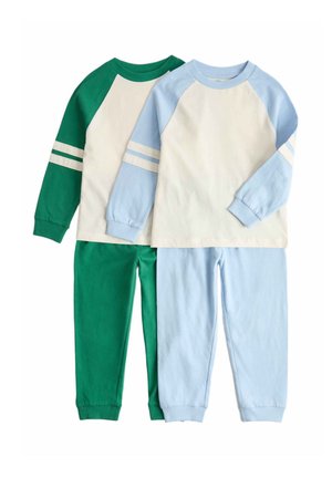 Zwei langärmelige Pyjamas mit gestreiften Ärmeln, einer in Grün und Creme, der andere in Hellblau und Creme, beide mit passenden Hosen.