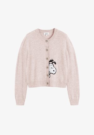Hellrosa gestrickte Strickjacke mit rundem Ausschnitt, Knöpfen vorne und einer schwarzen Snoopy-Illustration auf der linken Seite. Weiche Textur und gekürztes Design.