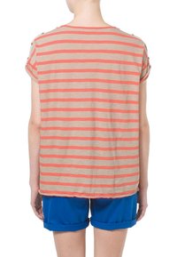 Krátký rukáv top v béžové barvě s korálovými pruhy, s uvolněným střihem a manžetovými rukávy. Přiřazené modré zkrácené šortky.