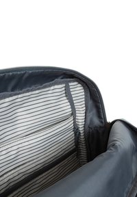 Interno di una borsa di tessuto grigio con texture liscia, dotata di due tasche orizzontali con zip e fodera a righe. Chiusura con zip nella parte superiore.