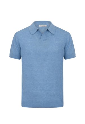 Jasnoniebieska, krótka, dzianinowa koszulka polo z kołnierzykiem typu spread i subtelnym fakturowanym wzorem, oznaczona napisem "DAN JOHN" wewnątrz linii szyi.