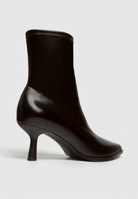Stradivarius Stivaletti - brown