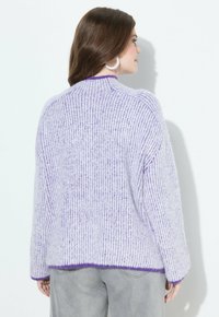 Maglione a righe viola e lavanda con una texture morbida. Presenta un colletto alto e maniche lunghe, con un orlo viola solido in fondo.