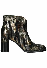 Botines con un patrón de serpiente metálico, que cuentan con un cierre lateral, una puntera redondeada y un tacón grueso negro.