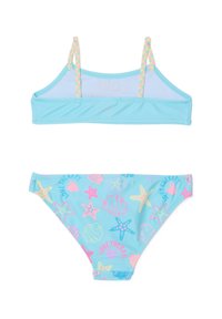 Conjunto de bikini de color azul claro con parte superior tipo bralette con tirantes trenzados y parte inferior a juego decorada con patrones coloridos de estrellas de mar y conchas.