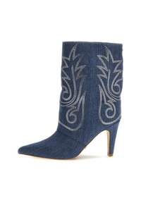 Denimist ankle boot terava varvas, kõver disain, hõbedased dekoratiivõmblused ja 3-tolline stilettokand. Tume sinine koos tekstureeritud viimistlusega.